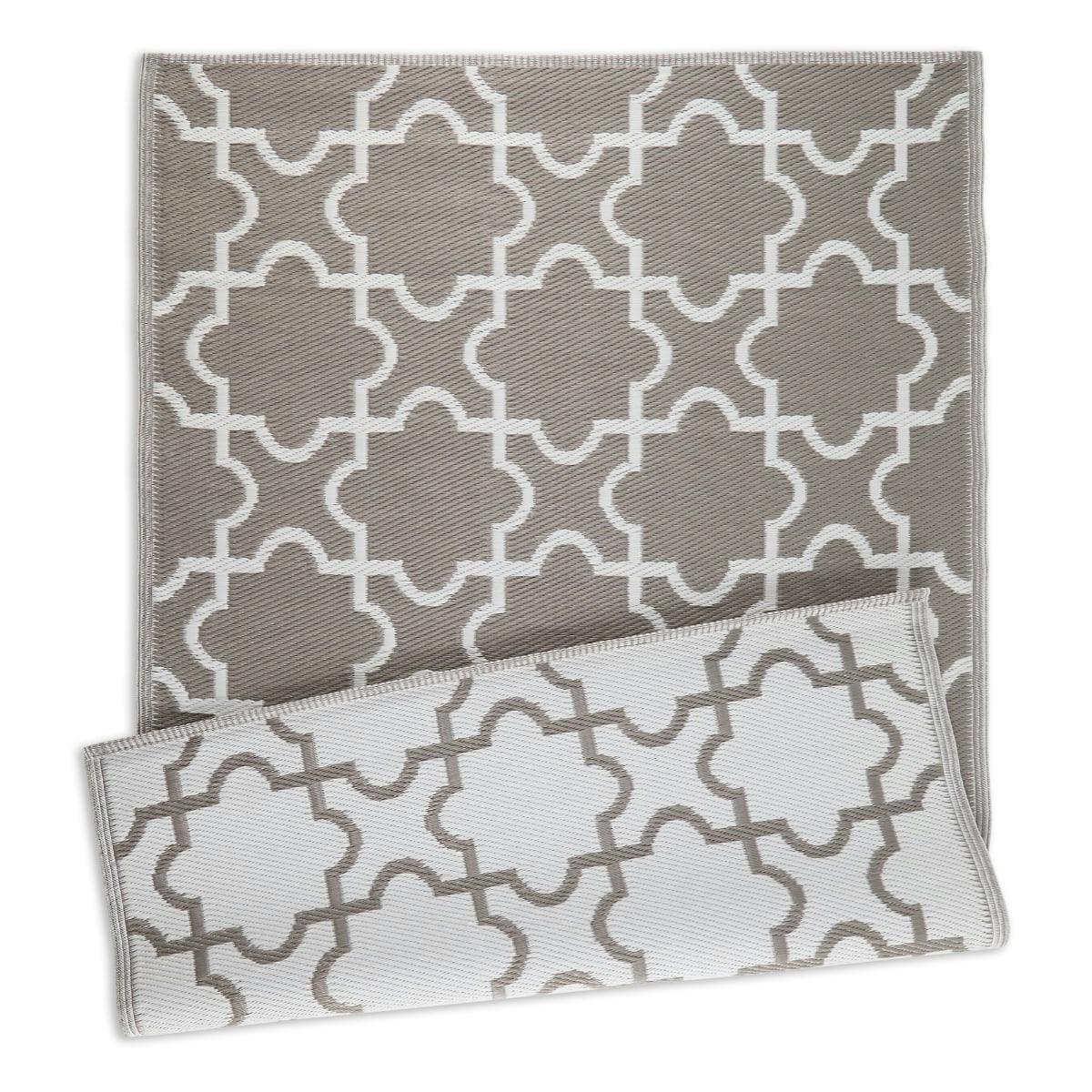 Stone Gray and White Quatrefoil 4' x 6' Reversible Outdoor Rug